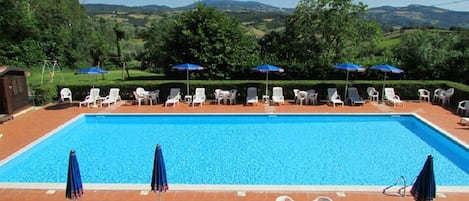 ampia piscina (8 x 18 m), soleggiata e panoramica