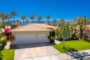 Great location and beautiful Southwestern views from the backyard/pool
