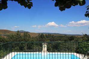 piscina con vistas a la montaña