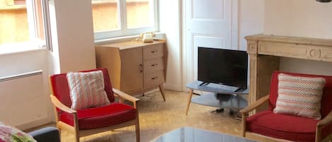 Living room with 3 windows