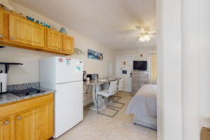 Kitchenette with Full Size Refrigerator