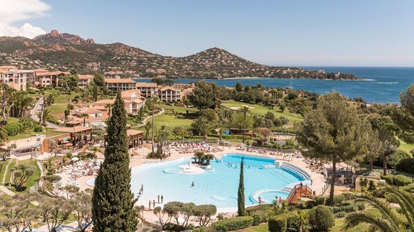 Village / Piscine à vagues / Golf / Baie d’Agay