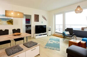 The cosy living room with sea view