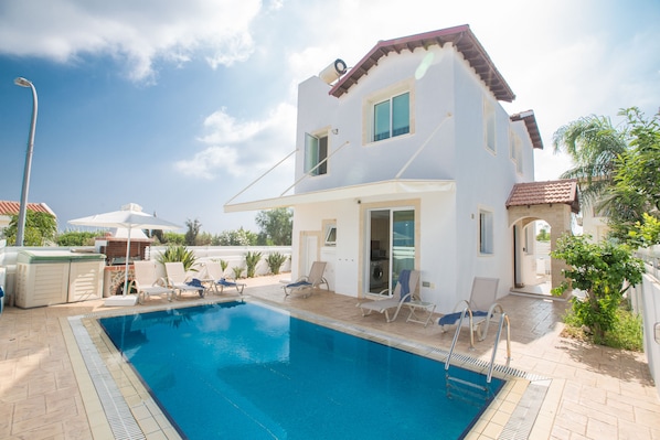 Villa Elli, Modern 3BDR Pernera Villa, Close walking distance to the beaches