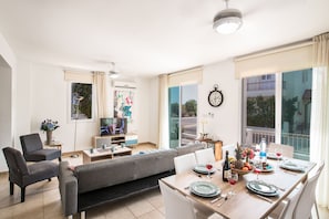 Open-Plan living room, kitchen and dining area