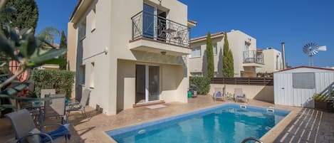 Villa Carly, Modern 3BDR Pernera Villa, Close to all the beaches and amenities