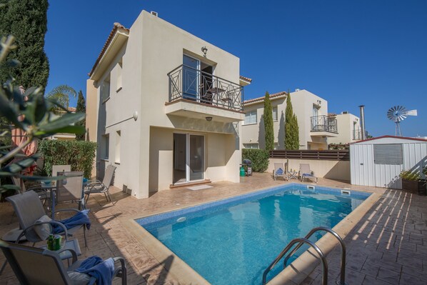 Villa Carly, Modern 3BDR Pernera Villa, Close to all the beaches and amenities