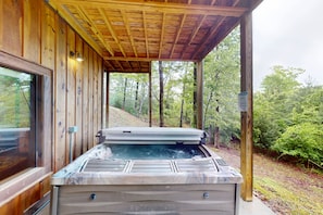 Outdoor spa tub