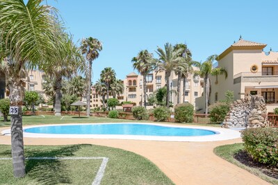 Confortable apartamento Jardines de Zahara con piscina, Wi-Fi, balcón y vistas a la montaña y al mar; aparcamiento disponible, se admiten mascotas