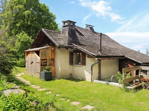 Plante, Nuage, Ciel, Bâtiment, Fenêtre, Maison, Paysage Naturel, Lot Terre, Herbe, Chalet