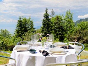 Table, Nuage, Ciel, Vaisselle, Meubles, Propriété, Plante, Vaisselle, La Nature, Chaise