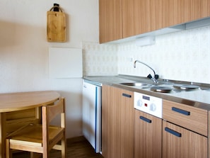 Evier, Cabinetry, Évier, Propriété, Bâtiment, Robinet, Comptoir, Bois, Design Intérieur, Éclairage