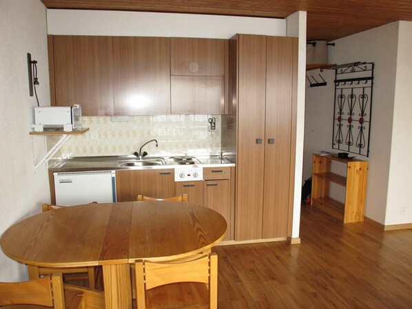 Meubles, Cabinetry, Propriété, Bâtiment, Chaise, Bois, Table, Fenêtre, Comptoir