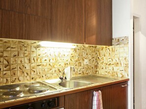 Comptoir, Propriété, Tuile, Pièce, Cabinetry, Éclairage, Mur, Design Intérieur, Meubles, Cuisine