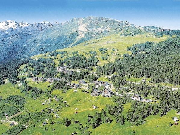 Sky, Mountain, Plant, Natural Landscape, Slope, Terrain, Grass, Mountainous Landforms, Plain, Landscape
