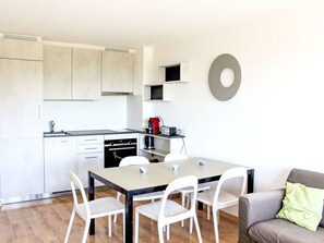 Meubles, Table, Cabinetry, Propriété, Blanc, Comptoir, Canapé, Bois, Bâtiment, Design Intérieur