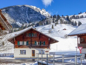 Himmel, Schnee, Gebäude, Berg, Eigentum, Fenster, Wolke, Licht, Steigung, Baum