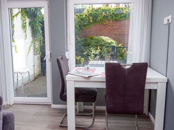 Pflanze, Tabelle, Eigentum, Fenster, Gebäude, Blume, Holz, Zimmerpflanze, Interior Design