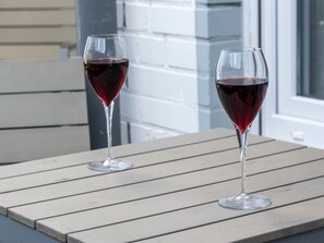 Geschirr, Drinkware, Kelche, Fenster, Wein, Weinglas, Barware, Baum