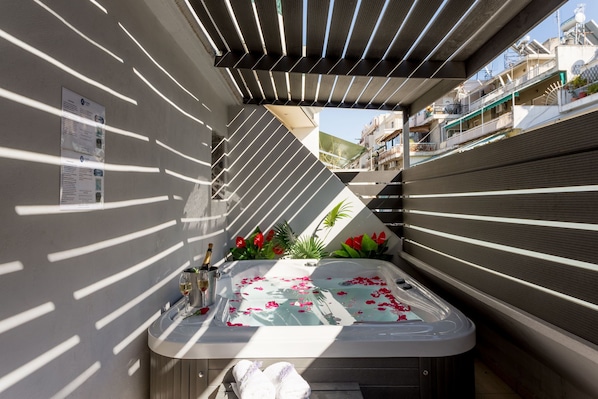 Outdoor spa tub