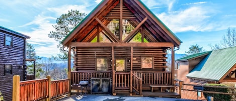 Imagine driving up to this rustic retreat, with ample parking directly in front.