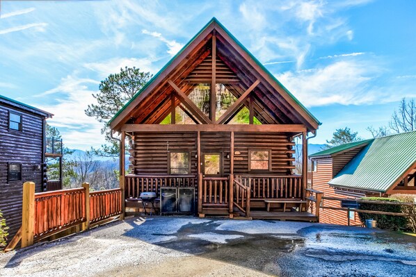 Imagine driving up to this rustic retreat, with ample parking directly in front.