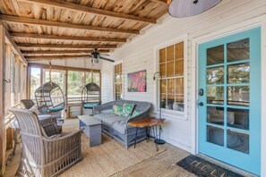 front screened porch seating