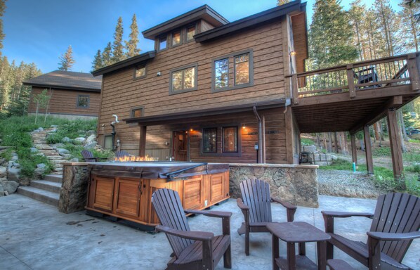 10 person luxury hot tub.