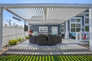 Outdoor Kitchen (Seating Area) (2)