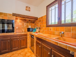 Cabinetry, Countertop, Eigentum, Möbel, Zapfhahn, Sinken, Küche, Gebäude, Holz, Zimmerpflanze