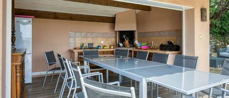 Tabelle, Möbel, Eigentum, Stuhl, Gebäude, Fenster, Schatten, Tisch Im Freien, Interior Design, Holz