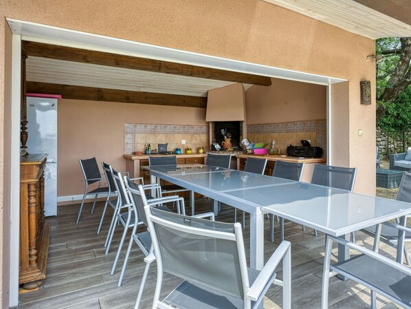 Tabelle, Möbel, Eigentum, Stuhl, Gebäude, Fenster, Schatten, Tisch Im Freien, Interior Design, Holz