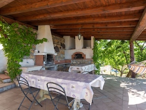 Propriété, Bâtiment, Pièce, Immobilier, Table, Patio, Meubles, Maison, Porche, Villa