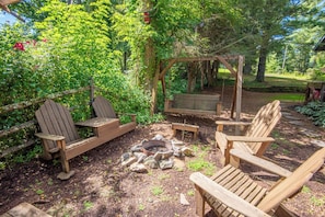 Wood burning firepit with plenty of seating (BYO wood)...
