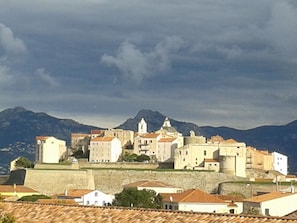 vue sur la citadelle génoise depuis la terrasse