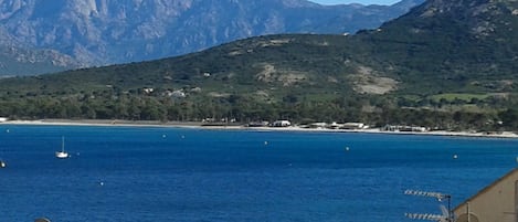 vue partielle sur la baie de Calvi, les montagnes depuis la terras