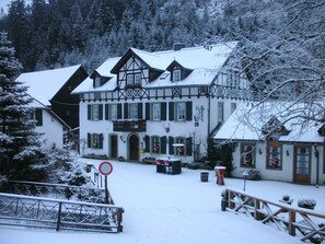 Gasthof Bischofsmühle (Helmbrechts)-Gasthof Bischofsmühle im Winter