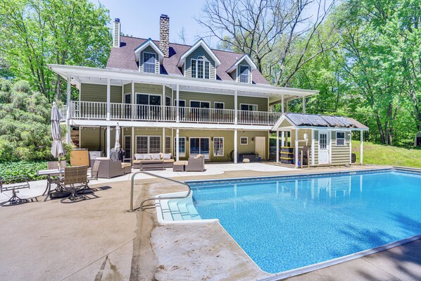 La Porte Vacation Rental | 7BR | 4BA | Step-Free Access | 4,400 Sq Ft