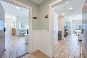 Foyer to 6231 and 6233