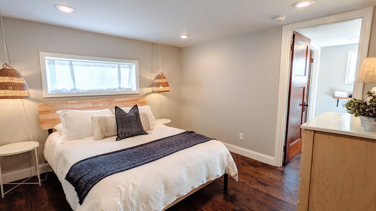 The Sycamore Cottage – 2 BR & 1.5 Bath – Hot Tub – Steps to Downtown