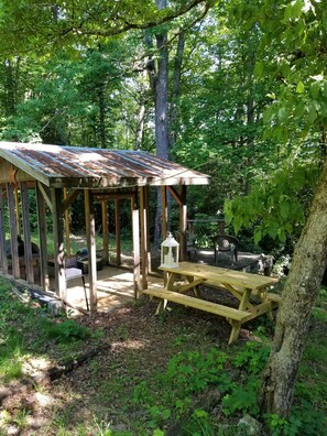 Cooking hut, Picnic Table and deck. Perfect for morning coffee/tea, Bbq or Relax