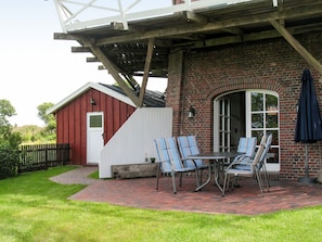 Property, House, Building, Yard, Home, Cottage, Backyard, Real Estate, Porch, Tree