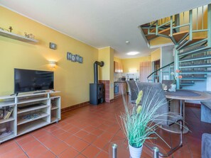 Property, Furniture, Flowerpot, Plant, Houseplant, Shelf, Interior Design, Kitchen, Table, Flooring