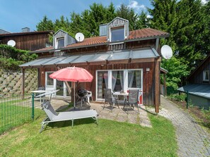 Pflanze, Fenster, Himmel, Schatten, Baum, Gebäude, Tabelle, Gartenmöbel, Hütte, Wolke