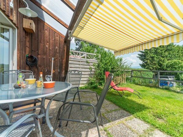 Table, Meubles, Plante, Bâtiment, Fenêtre, Chaise, Tableau De Plein Air, Ombre, Mobilier De Jardin, Pot De Fleur