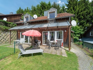Plante, FenĂȘtre, Ciel, Ombre, Arbre, BĂątiment, Table, Mobilier De Jardin, Chalet, Nuage