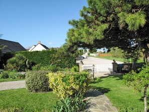 Pflanze, Himmel, Baum, Natürliche Landschaft, Schatten, Gras, Grundstueck, Gebäude, Hütte, Wohngebiet