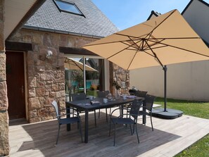 Table, Meubles, Propriété, Ombre, Tableau De Plein Air, Chaise, Mobilier De Jardin, Bâtiment, Bois, Plante