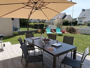 Table, Plante, Meubles, Bâtiment, Chaise, Ombre, Tableau De Plein Air, Parapluie, Design Intérieur, Arbre