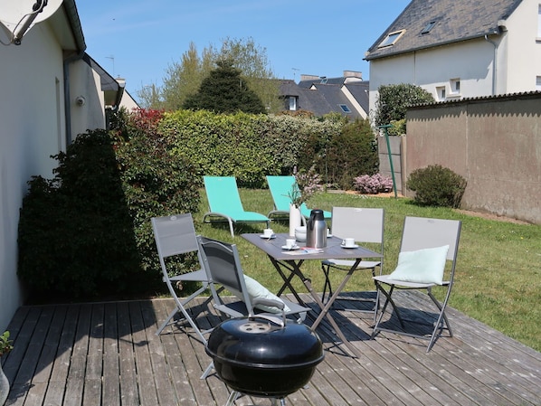 Plante, Meubles, Table, Propriété, Ciel, Chaise, Bâtiment, Tableau De Plein Air, Arbre, Mobilier De Jardin